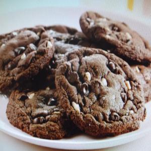 CHOCOLATE, TOFFEE AND NUT COOKIES_image