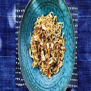 Ramen Noodles With Spring Onions and Garlic Crisp_image