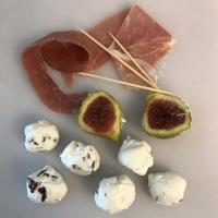 Figs with Goat Cheese, Pecans and Bacon_image