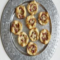 Baked Brie Pastries With Artichoke and Prosciutto_image