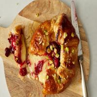 Baked Brie With Quick Cranberry Jam_image