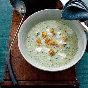 Broccoli soup with crispy croutons & goat's cheese_image