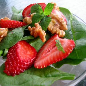 Spinach Salad W /Strawberries, Lemon Verbena and Candied Walnuts_image
