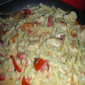 Gemelli With Chicken and Vegetables in Tomato-Basil Cream Sauce_image