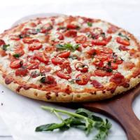 Bacon, Goat Cheese and Tomato Pizza_image