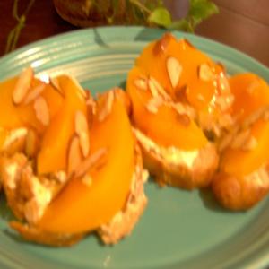 Croissant With Peaches and Honey_image