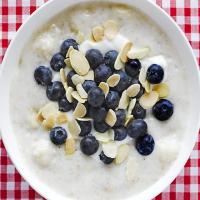 Creamy yogurt porridge with banana, blueberry & almond topping image
