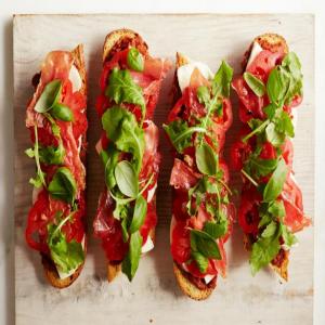 Roasted Tomato Tartines with Prosciutto_image