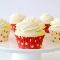 Vanilla Cupcakes With Buttercream Frosting_image