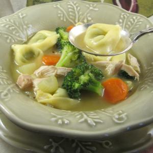 Chicken Tortellini Soup with Broccoli_image
