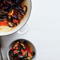 Steamed Mussels with Tomato and Chorizo Broth_image