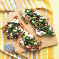 Grilled Pizzas with Asparagus and Sun-Dried Tomatoes_image
