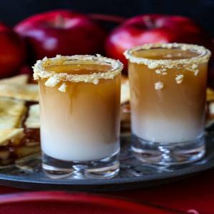 Apple Pie Shots | A Fun Thanksgiving Cocktail | Mantitlement_image