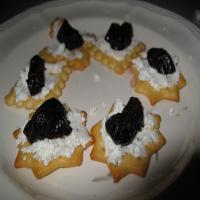 Goat Cheese & Dates Crackers_image