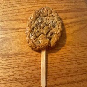 Candy Stuffed Chocolate Chip Cookie Pops_image