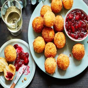 Triple-cheese croquettes with cranberry sauce_image