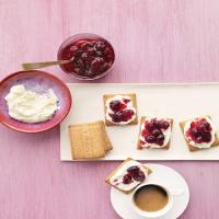 Cranberry Compote with Mascarpone and Cookies_image