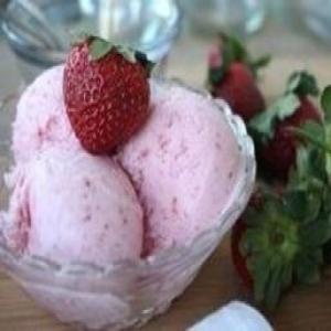 Fresh Strawberry Frozen Yogurt by Susan_image