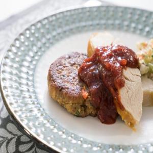 Dressing Griddle Cakes with Turkey and Cranberry Barbecue Sauce_image