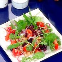 Grilled Chicken with Arugula, Black Olives, and Tomatoes_image