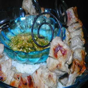 Steak Skewers With Scallion Dipping Sauce_image