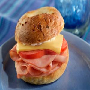 Sándwich tostado de jamón_image