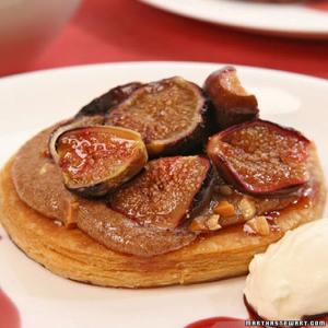 Warm Fig Tart with Cinnamon-Almond Cream and Port Reduction_image