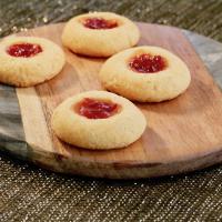 Cheesy Thumbprint Appetizers with Hot Pepper Jelly image