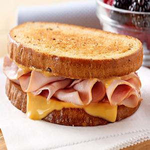 Sándwich tostado de jamón y queso_image
