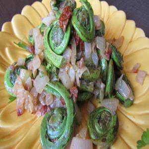 Fiddleheads With Sundried Tomatoes, Onions and Garlic_image