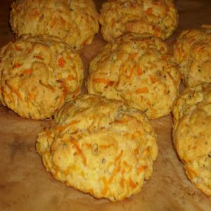 Carrot and Herb Dinner Biscuits_image