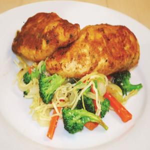 Quick and Easy Juicy Garlic Chicken With Veggie Stir Fry_image
