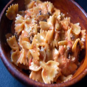 Pasta w/Onion, Spinach, Radicchio and Sausage Recipe - (5/5) image