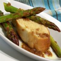 Grilled Asparagus with Roasted Garlic Toast and Balsamic Vinaigrette_image