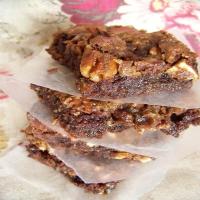 Praline Pecan Brownies with Raisins_image