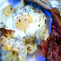 Baked Eggs on a Bed of Potatoes With Bacon_image