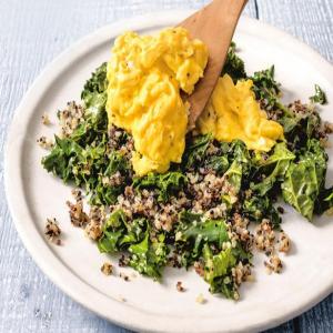 Soft Scrambled Eggs with Kale and Crispy Quinoa_image