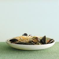 Linguine with Mussels and Fresh Herbs image
