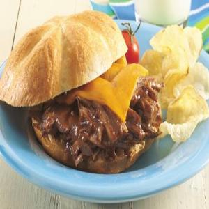 Slow-Cooker Barbecued Chili Beef and Cheddar Sandwiches_image