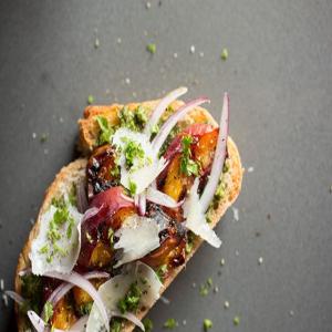 Kale Pesto Toasts with Red Onions + Grilled Peaches_image
