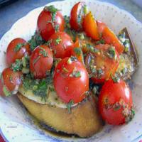 Cherry Tomatoes on Provolone Garlic Bread_image