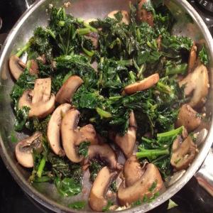 Mushrooms & Kale With Red Wine_image