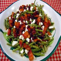 haricots verts with goat cheese and warm dressing_image