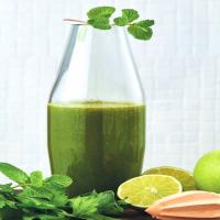 Celery, apple, kale, spinach, lime and ginger juice_image