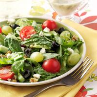 Greek Salad with Green Grapes_image