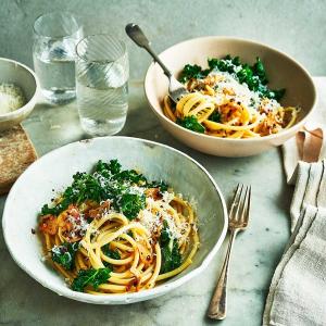 Spaghetti with kale, chilli & crispy garlic oil_image
