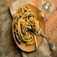 Pasta With Sardines, Bread Crumbs and Capers_image
