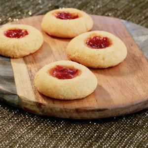 Cheesy Thumbprint Appetizers with Hot Pepper Jelly_image
