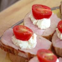 Crostini with Pork Tenderloin and Herbed Cheese_image