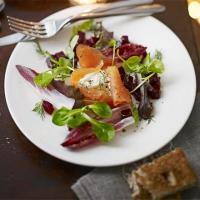 Smoked salmon with horseradish crème fraîche & beetroot_image